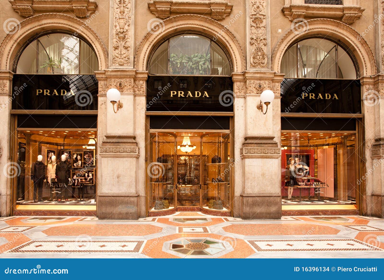 MADE IN ITALY: Prada Boutique In Milan Editorial Stock